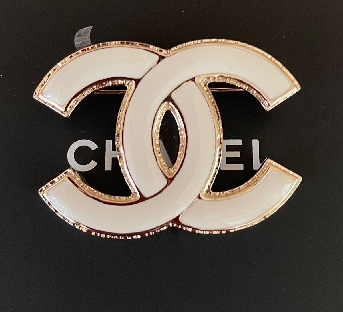 Pin & brooche Chanel Gold in Metal - 37271406