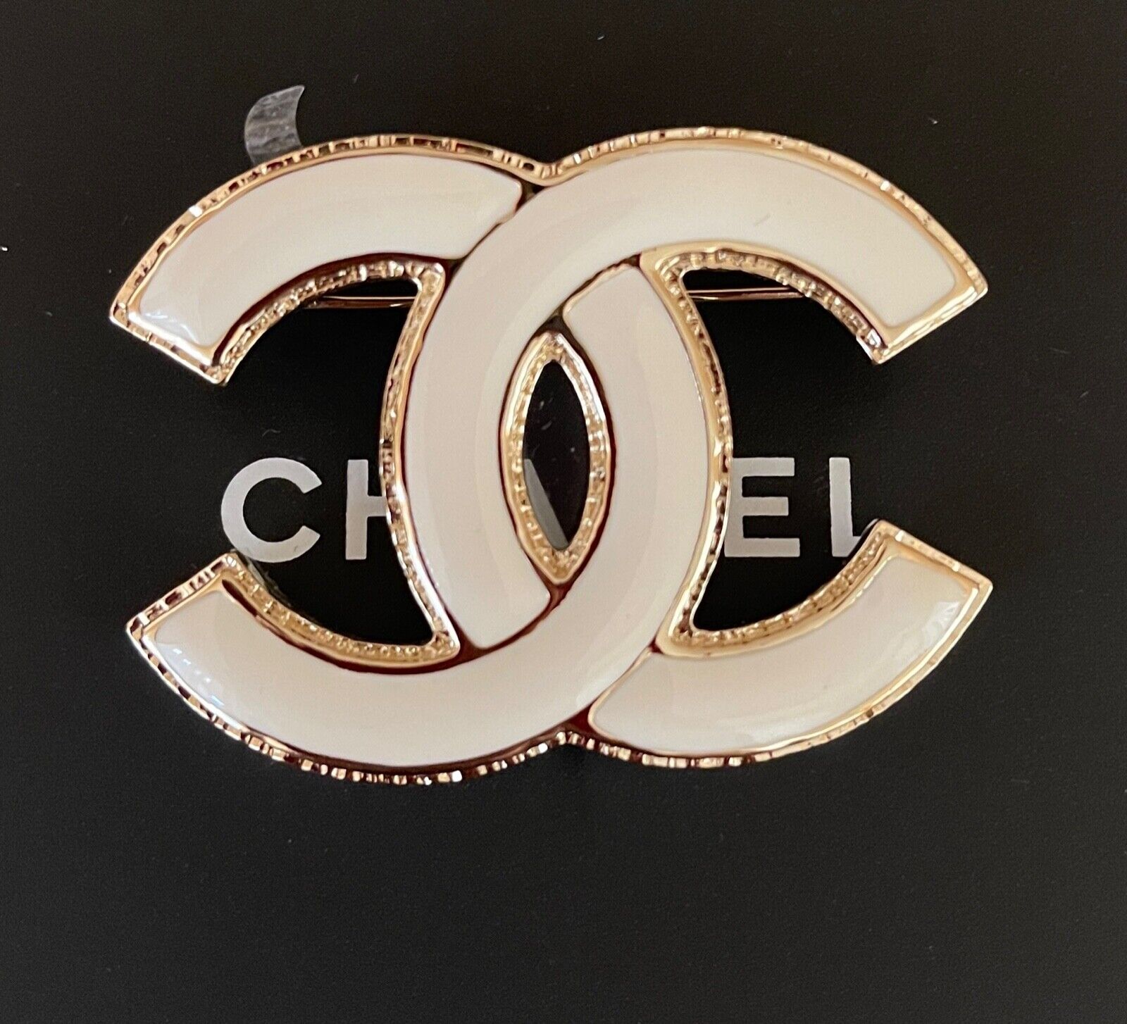 forslag software smag BNIB Authentic CHANEL Large White Enamel CC Logo Gold Tone-Metal Brooch Pin  22A | eBay