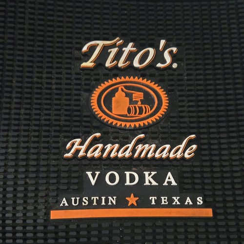 Tito's Vodka Gummi Barmatte Austin Texas Distillery Logo - Bild 1 von 3