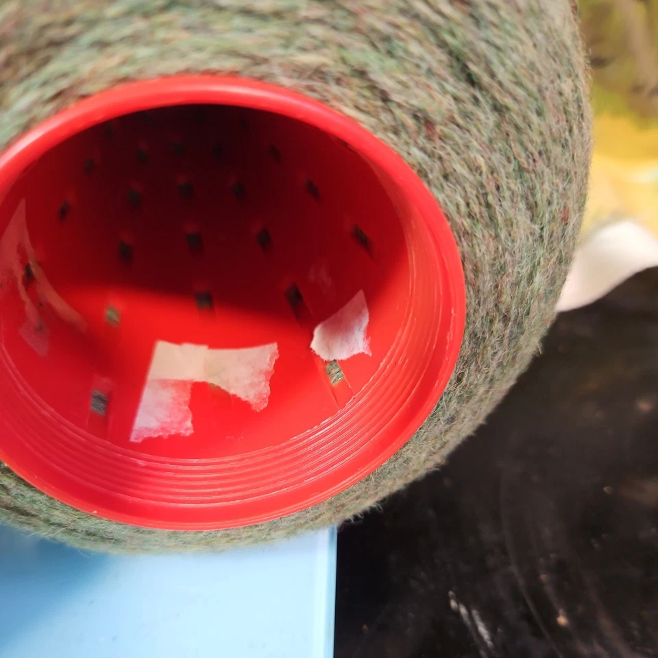 (102) 2 CONES OF GREEN KNITTING YARN  APPROX 750G UNKNOWN MIX - Image 4 of 4