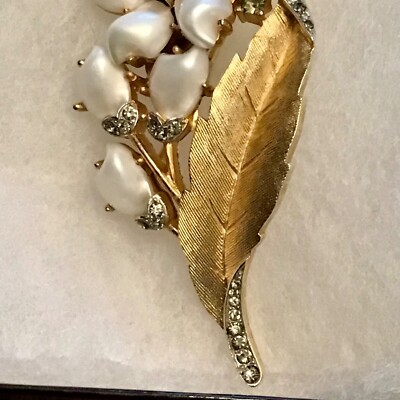 Rare Vintage Crown Trifari Sorrento Pearl Baby Tooth Flower