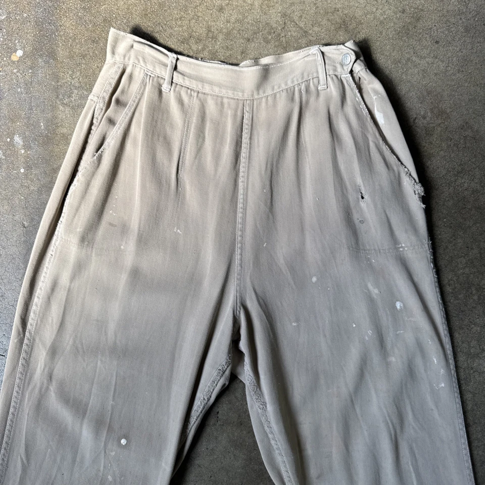 Pantalones caqui vintage años 40 años 50 botón lateral cintura alta pintura salpicaduras ropa deportiva Foto 2 de 4