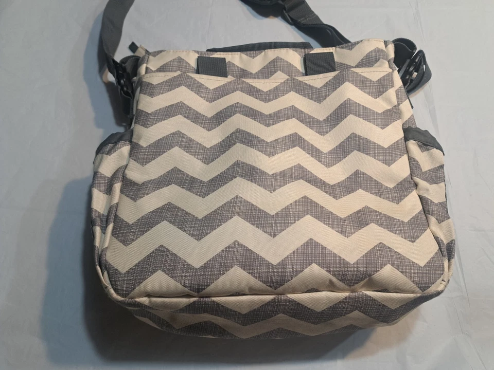 Bolsa de pañales de Skip Hop gris y blanco patrón de rayas Chevron Foto 2 de 4