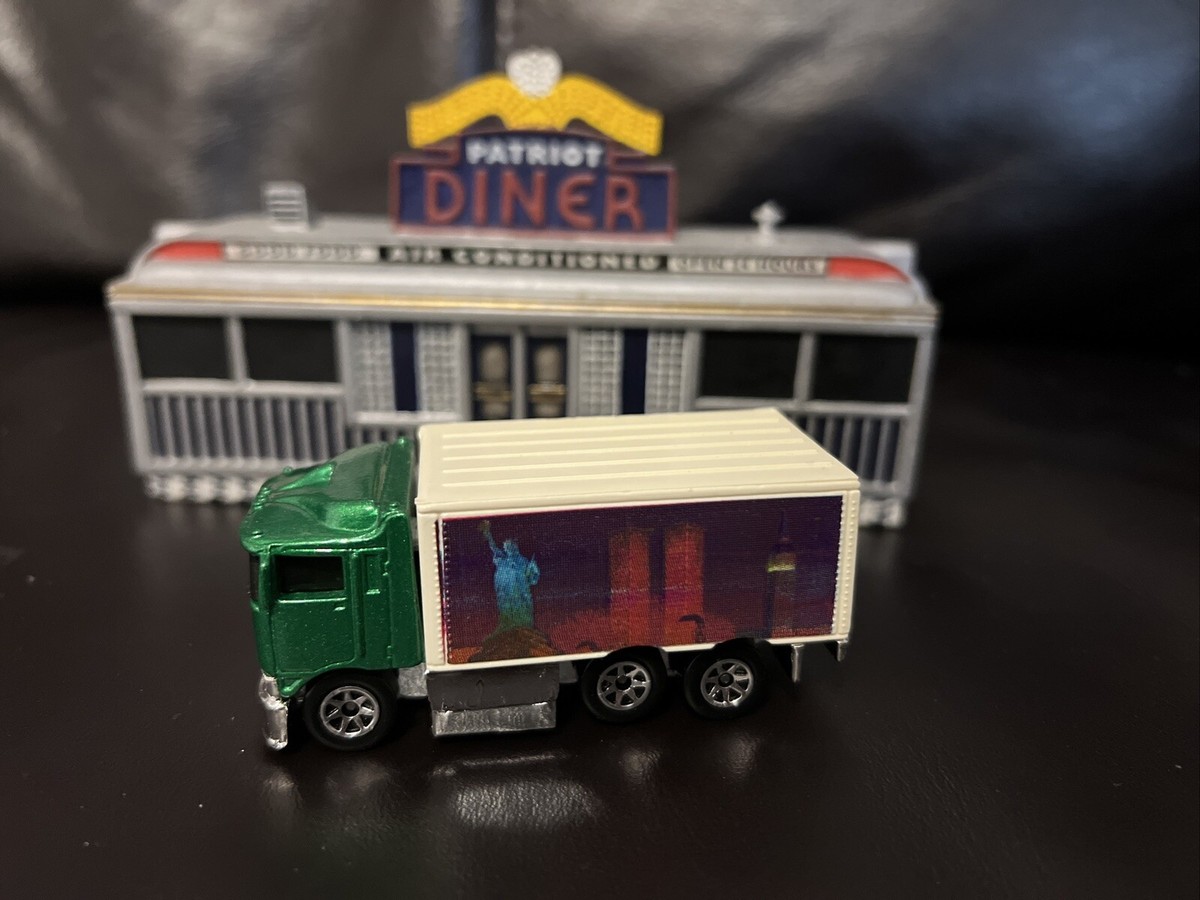 Hot Wheels Photo Finish Series Hiway Hauler Twin Towers 1:64
