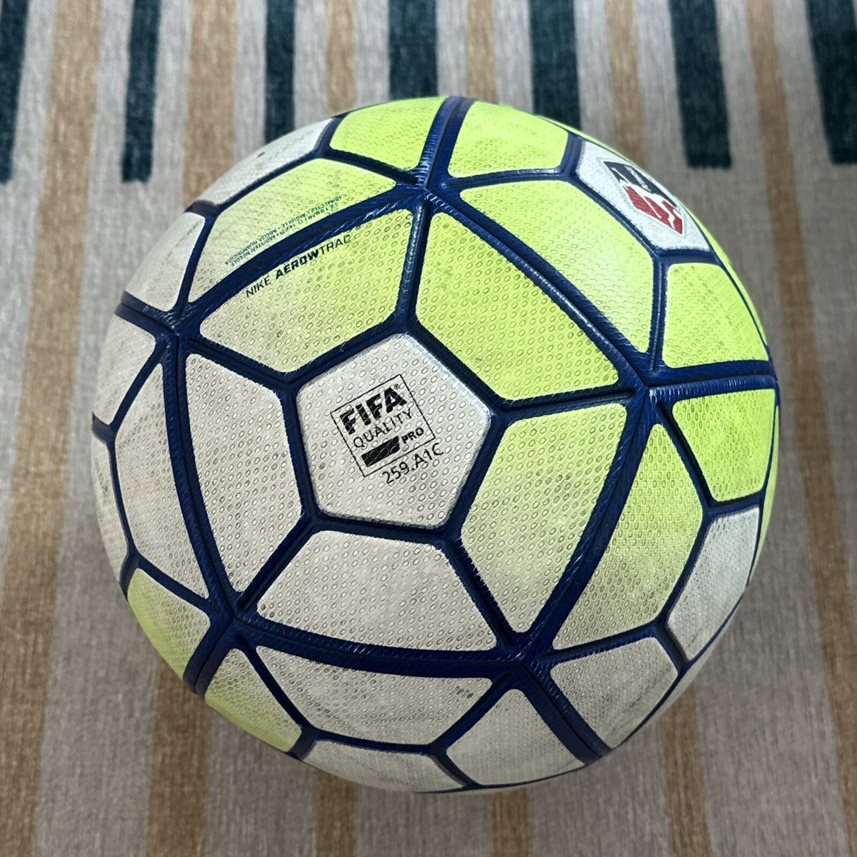 Nike ordem4 5号球　FIFA Quality Pro 公式球 Nike Ordem 4 - Footballs - Yellow/Purple/Black |
