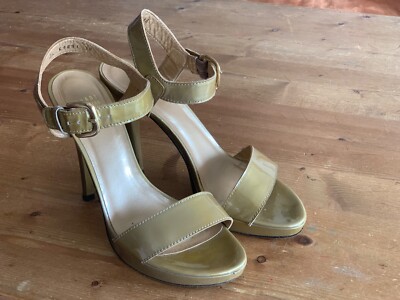 Wunderschöne goldfarbene Plateau Sandaletten von Stuart Weitzmann 38 Sandale