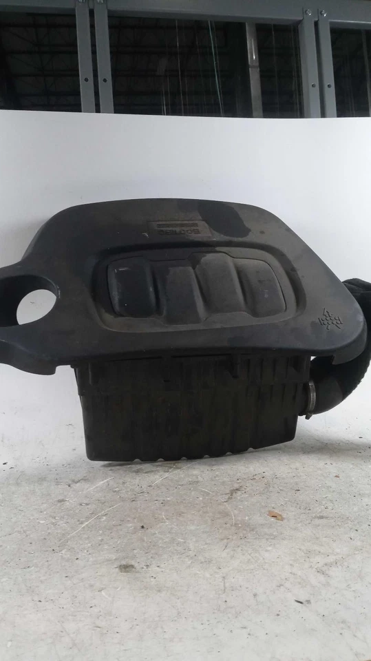 Used Air Cleaner Assembly fits: 2011 Chevrolet Hhr 2.2 Grade A - Image 2 of 4