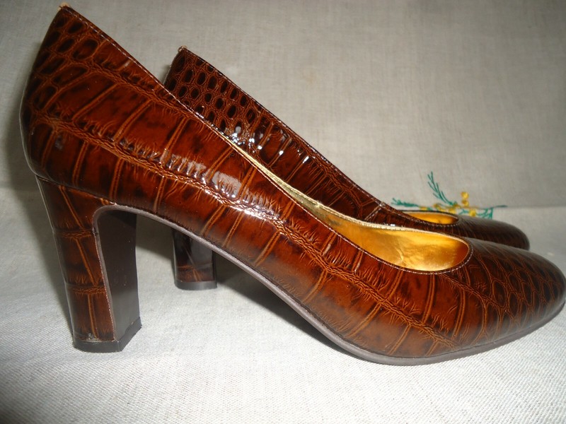 NINE WEST Brown Faux Alligator Skin Heels Ladie's Size 7.5B With Gold Lining EUC