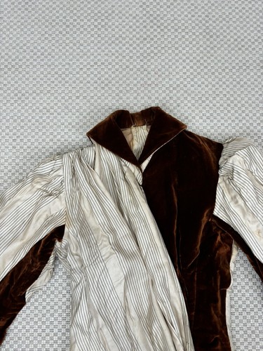 Antiguo vestido de caminar y chaqueta de terciopelo marrón a rayas beige eduardiano de principios de 1900 - Imagen 16 de 21