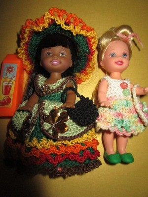 B2089) ZWEI RARE ORIGINALE BARBIE SHELLYS MATTEL IN FEINER HÄKEL-KLEIDUNG+SCHUHE
