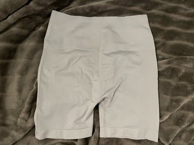Kurze Gym Shorts Alphalete Style 3 Tier Waistband mit Scrunch hellgrau