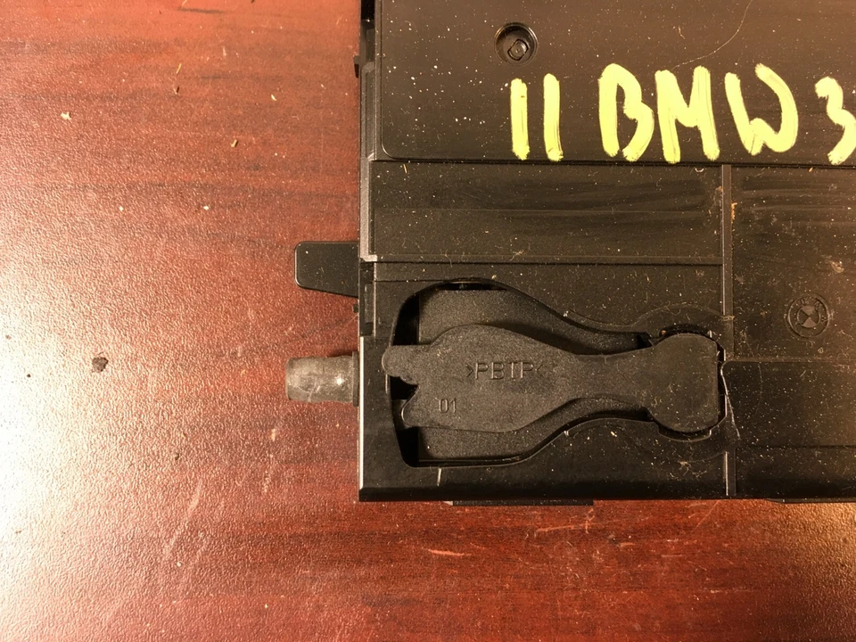 Оригинальный черный подстаканник со стороны правого пассажира для BMW 335i 2011-2013 годов выпуска 7127461 годов выпуска. - Изображение 2 из 4