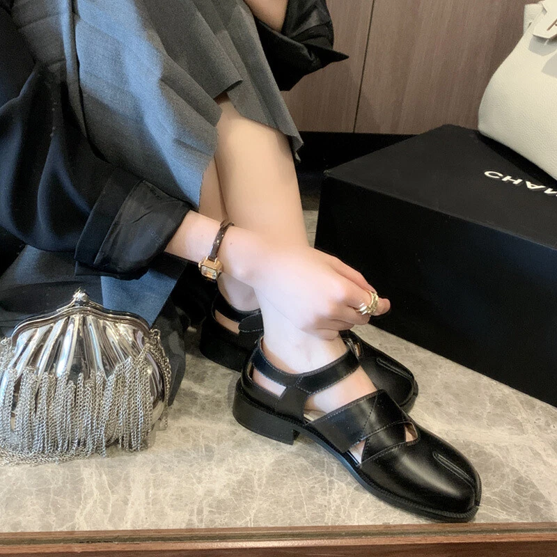 Zapatos de cuero Tabi con punta dividida para mujer negros Mary Jane diseño hueco para mujer Foto 3 de 4