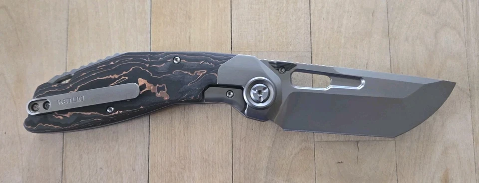 Navaja de Bolsillo Ketuo Yakuza 3.38" M390 Hoja de Acero Titanio/Lámina de Cobre/Mango CF Foto 2 de 4