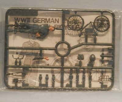 1:35 Tamyia 94005 - Military Miniatures - German Soldier with Bicycle - WWII