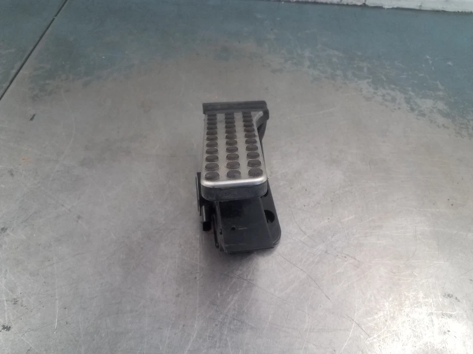 Mercedes Benz AMG C 63 2009 acelerador acelerador pedal #4942 i4 Foto 3 de 4