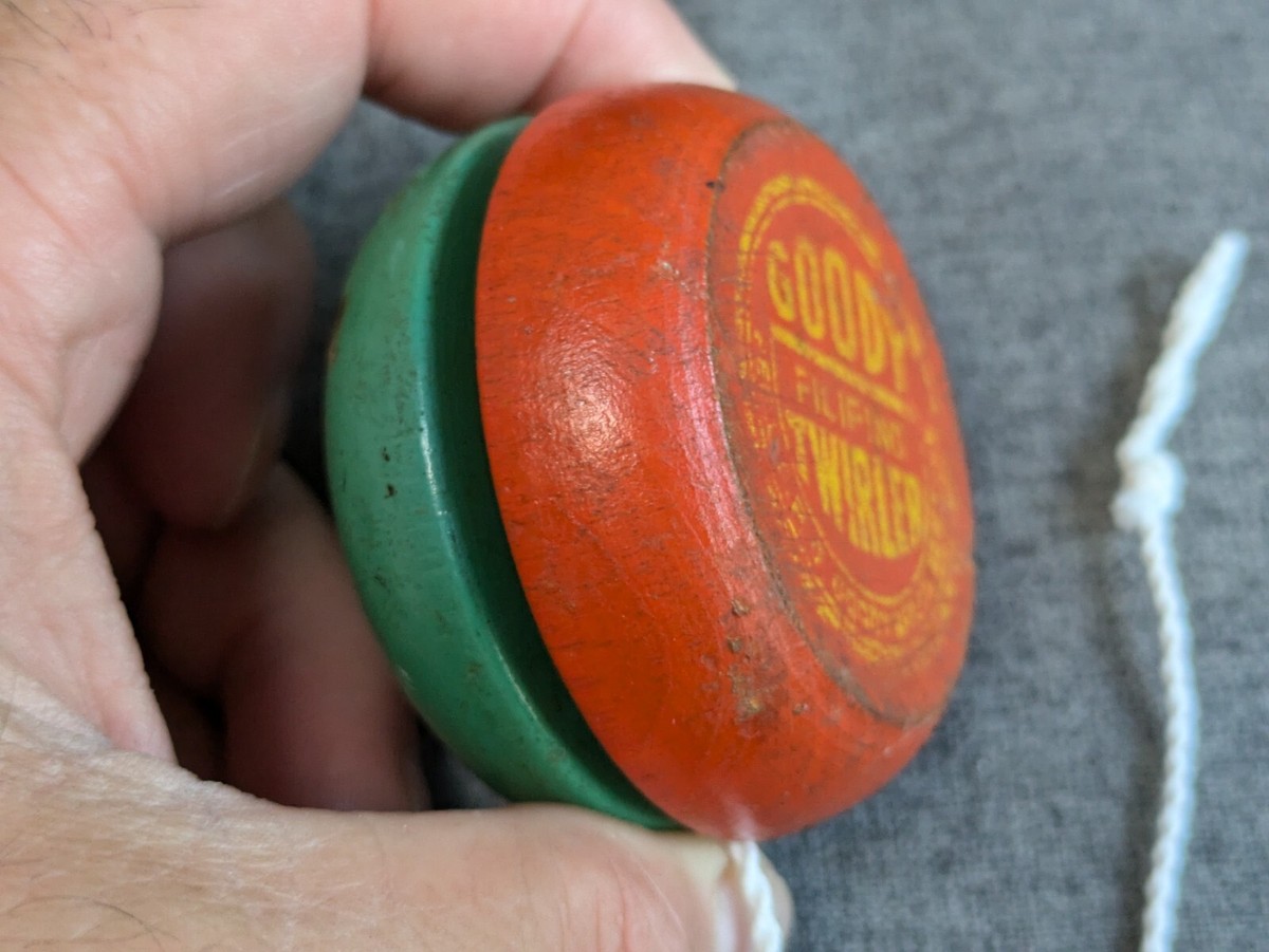 VINTAGE ORIGINAL - Goody Filipino Twirler. YO YO (RED & Green) New