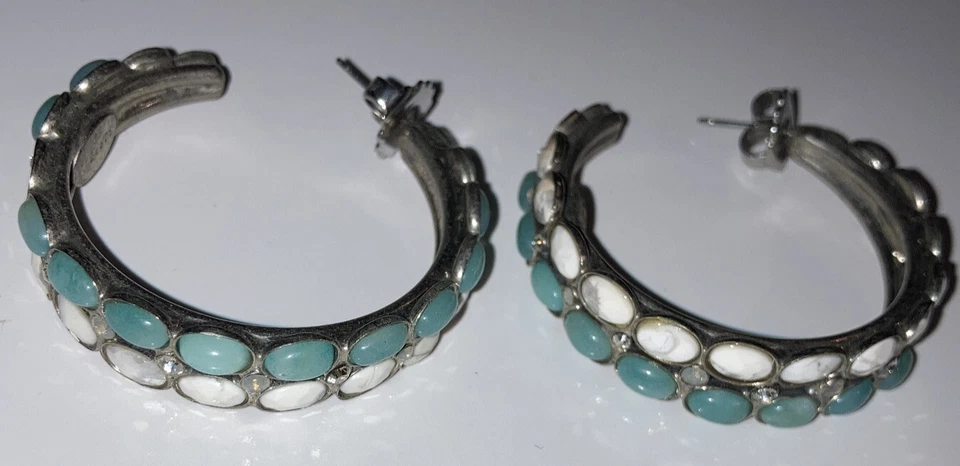 "Pendientes de aro Sorrelli blancos y turquesa de 2"" de grosor"  Foto 2 de 2