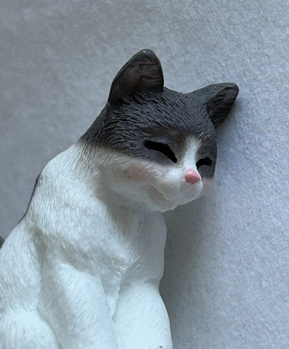 Japanese style plastuc lovely cats looking at each other affectionately - Picture 3 of 12
