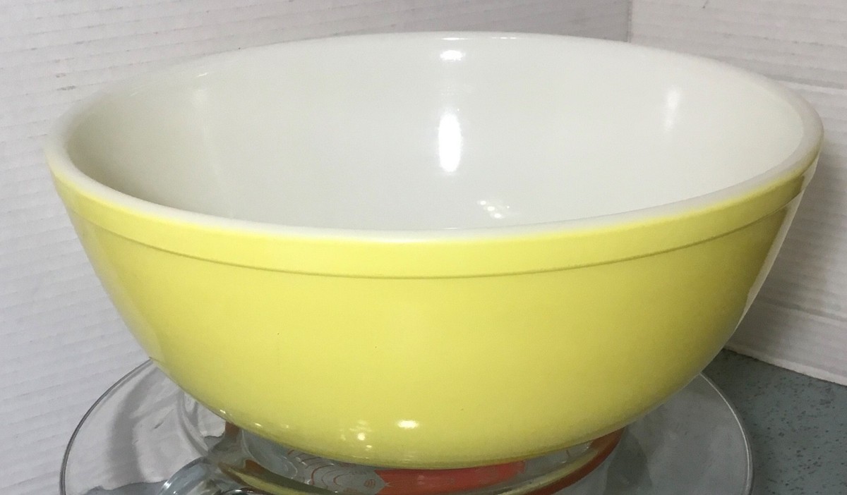 1950'S PYREX 403 AQUA 2-1/2 QT & 404 YELLOW 4 QT MIXING BOWLS