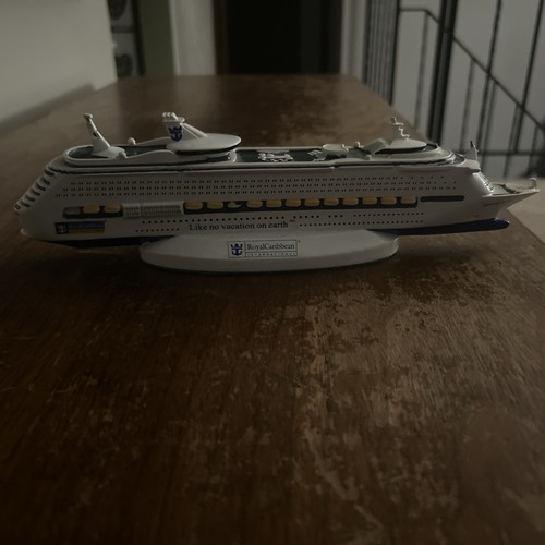 Cruise Ship Royal Caribbean Explorer of the Sea, Toy/Model Ship