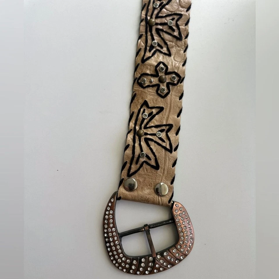 Cinturón para mujer de cuero granulado bordado tostado y negro Foto 2 de 4