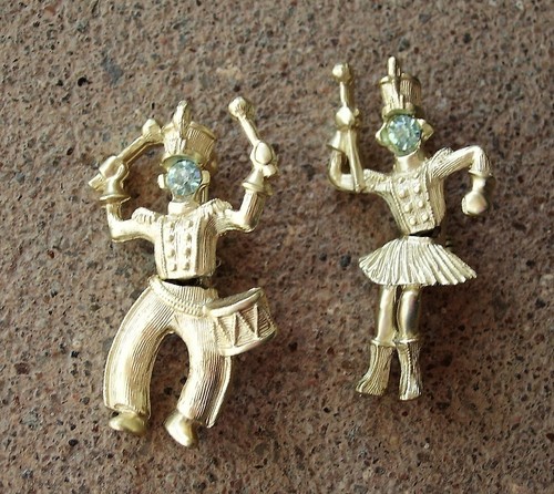 Vtg PAIR OF PINS Drum Major & Majorette, ARTICULATED Gold Tone with Blue Stones - Picture 3 of 4