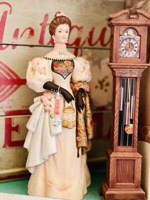   ミレニアムフィギュリン エマ 2000 置物 NIB Avon “2000” Mrs PFE Albee Commemorative Porcelain Figurine