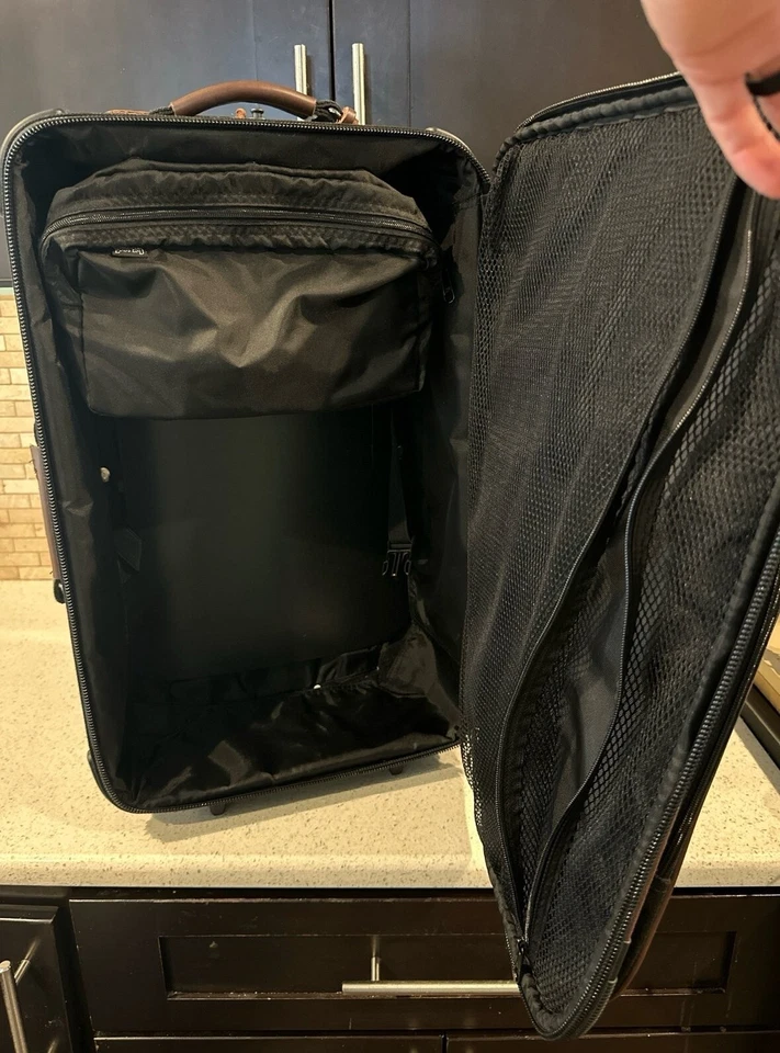 Maleta de mano vintage Lands' End con ruedas de 21" de lona con adornos de cuero Foto 3 de 3