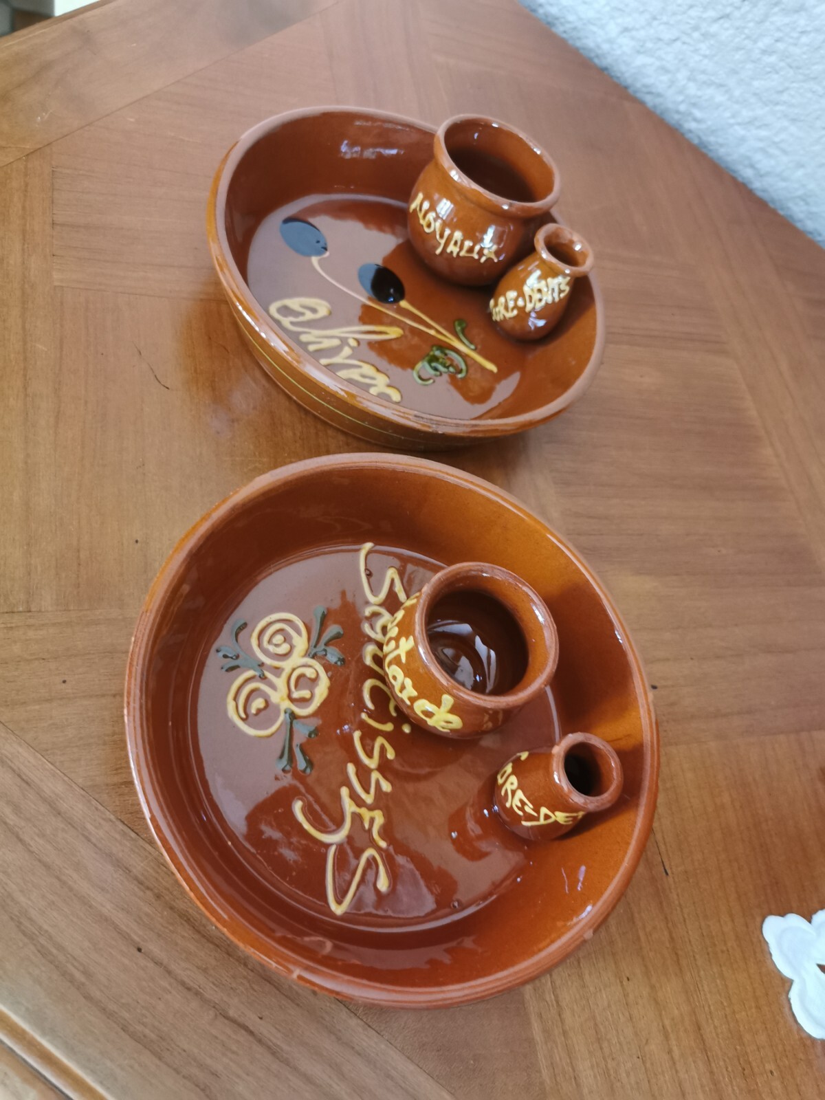 Mini plateaux en céramique lavables pour apéritif sans taches ni rayures sur vos tables