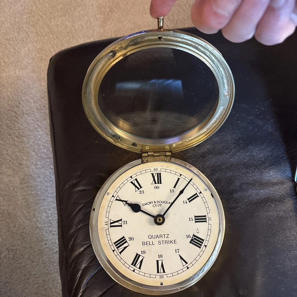 Antiguo reloj de barcos de latón. Emory & Douglas. Huelga de campana de cuarzo. Foto 2 de 4