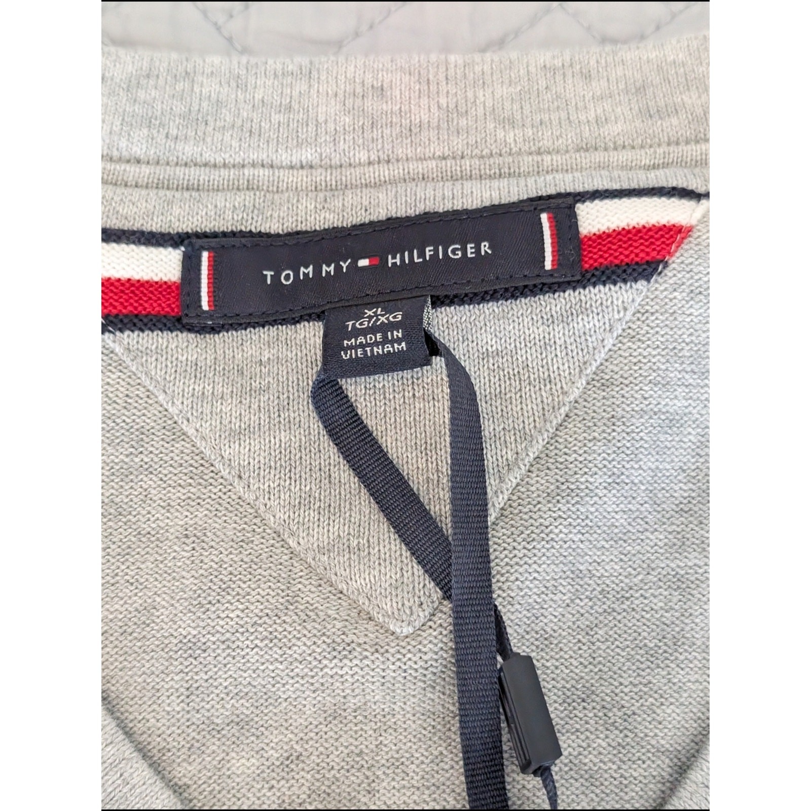 NWT Tommy Hilfiger Men's V-neck Sweater Gray Size XL Men's Essential (0382)