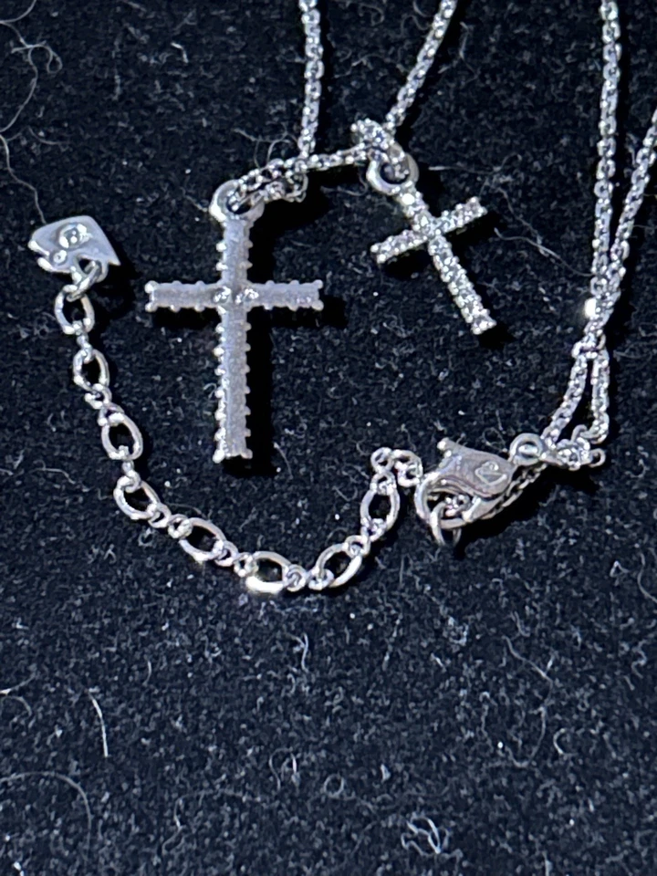 Collar colgante Swarovski transparente y negro doble cruz enchapado en rodio Foto 3 de 4