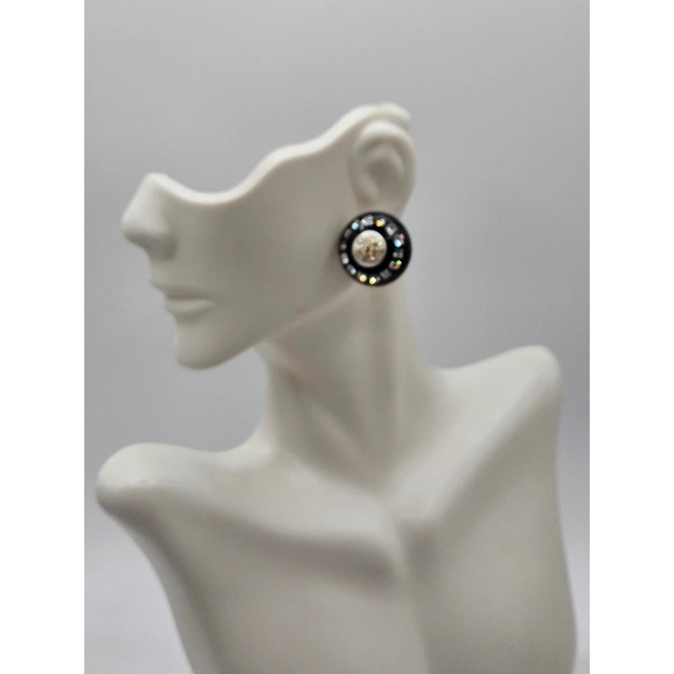 Aretes Chanel CC de resina negra imitación perla cristal Foto 2 de 4