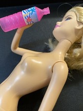 BOTELLA DE AGUA ROSA JARRA ETIQUETA DE FLORES BARBIE ACCESORIO CASA DE MUÑECAS MINIATURA DIORAMA