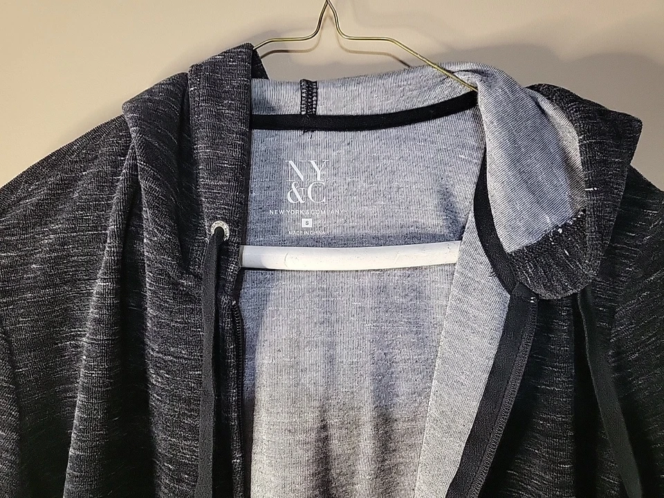 New York & Company NY&C sudadera con capucha de terciopelo negro con cremallera talla pequeña Foto 2 de 4