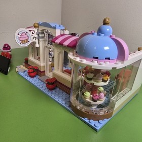 LEGO Friends: Heartlake Cupcake Cafe (41119) Complete W/ Minifigs, Inst. & Box!