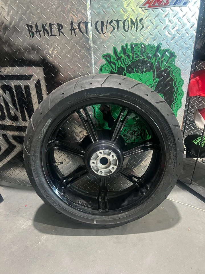 Llanta trasera Harley Davidson de 18 pulgadas negra OEM Foto 2 de 2