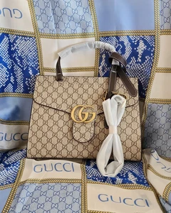 Florence ☆ GUCCI ☆ avec foulard en soie. ?.