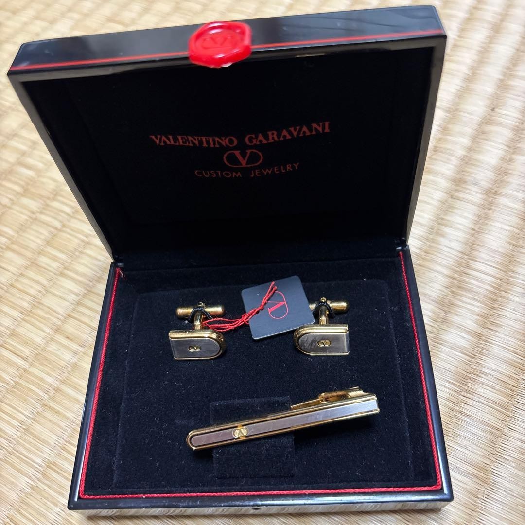VALENTINO GARAVANI Cufflinks Tie Clip Set Gold Plated Elegant Design Used