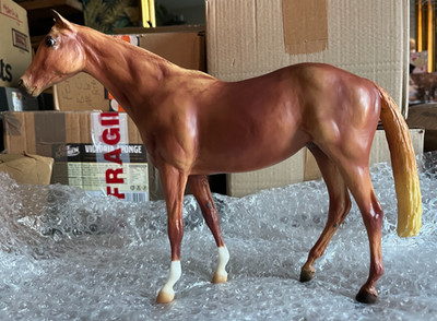 Breyer Traditional Kastanie Vollblut Rennpferd im Maßstab 1:9 in gutem Zustand