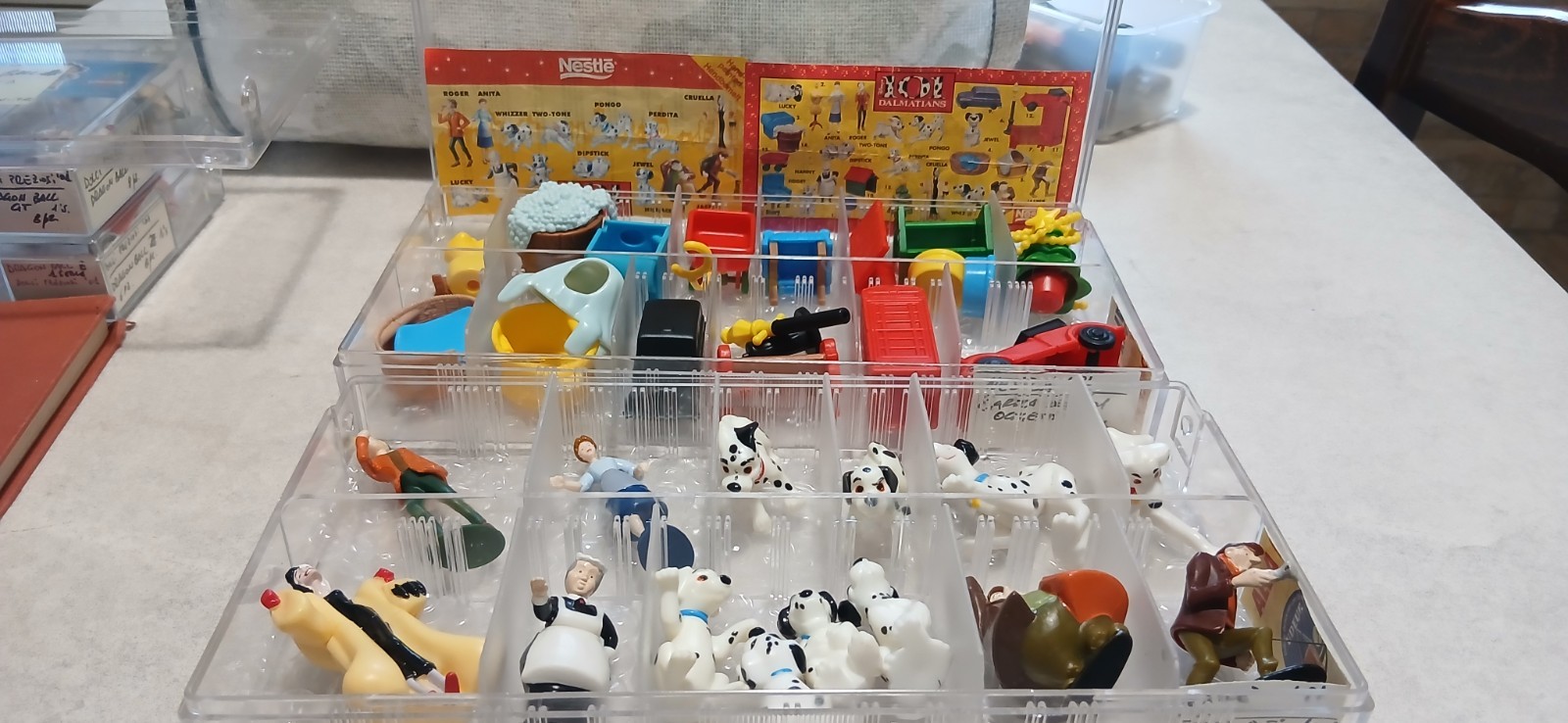 Nestlé-Motta sorpresine 101 Dalmatians Disney lotto con cartine