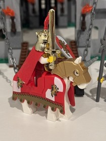 LEGO 7946 King's Castle -  Complete castle with ALL minifigs. 