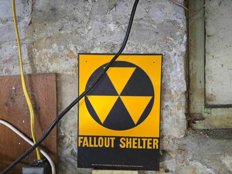 Винтажный знак Fallout Shelter 10x14, подлинный правительственный выпуск 1950-60-х годов - Изображение 2 из 4