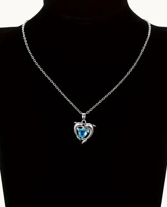 Collier coeur bleu et dauphins en argent, le cadeau idéal de la collection Bijoux des Lys