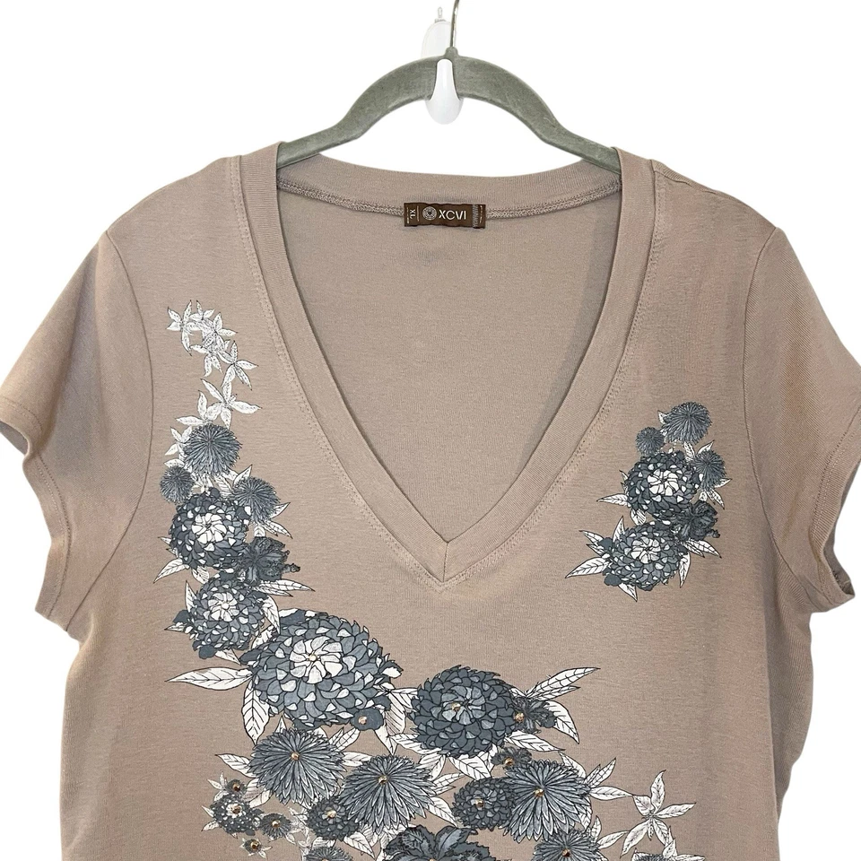 Camiseta XCVI Manga Corta Taupe Floral Tachonada Adornada Cuello en V Algodón Talla XL Foto 3 de 4