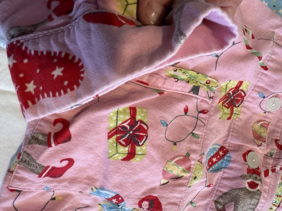 Nick & Nora Calcetín Franela Rosa Mono Navidad PJ’s Mediano Usado en Excelente Condición.  Foto 3 de 4