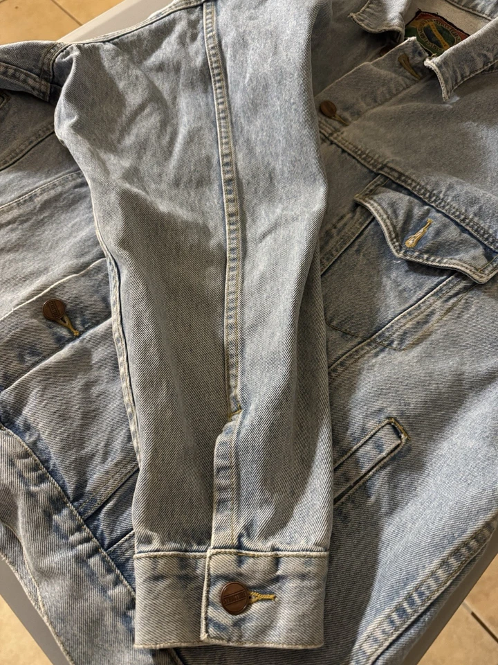 MEN VINTAGE 90'S LIGHT WASH STRUCTURE JEANSWEAR DENIM JACKET - SIZE XL - Image 3 of 4