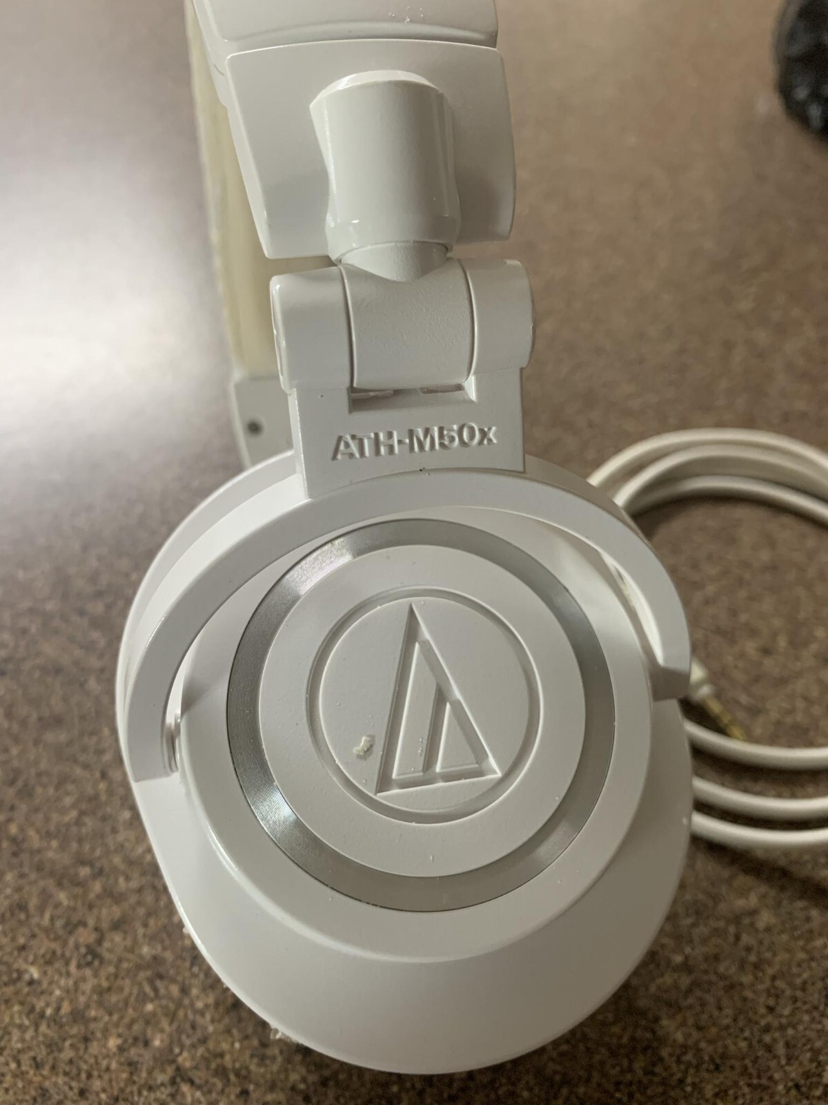 PEELING AudioTechnica ATHM50x ClosedBack Monitor Headphones White