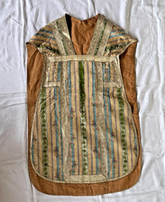 Paramento liturgico. Bellissima pianeta in lampasso, seta. Italia centrale 1750